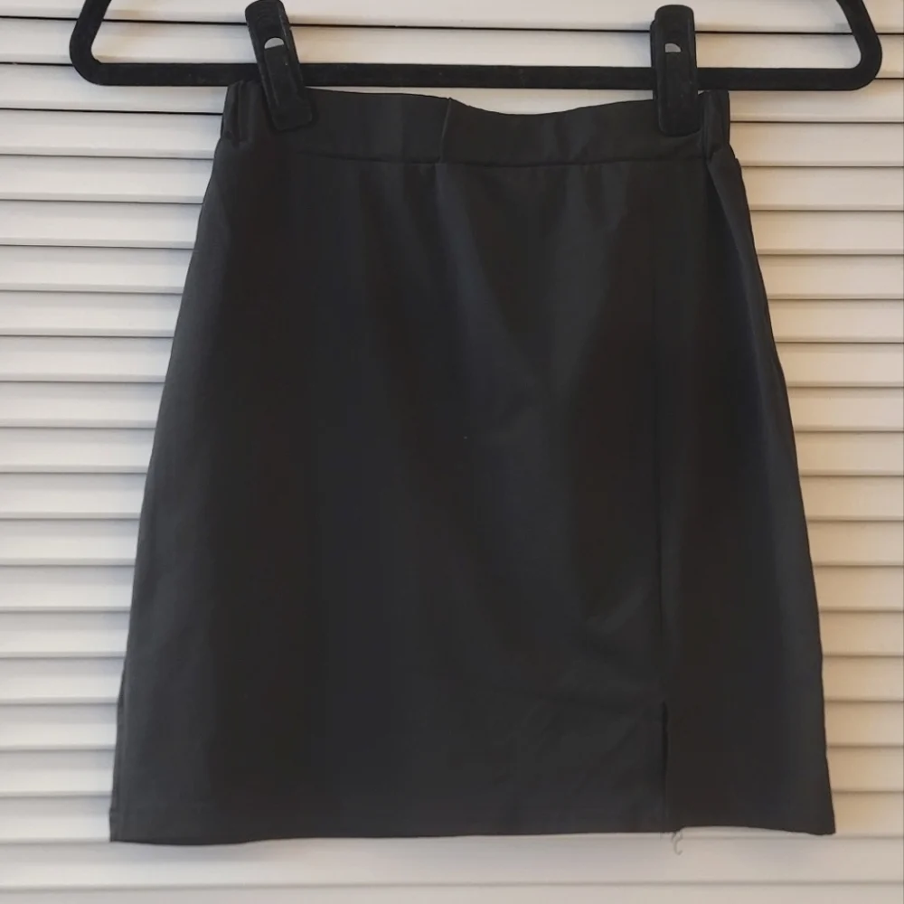 Black Lightweight Stretchy Mini Skirt With Small Leg Slit